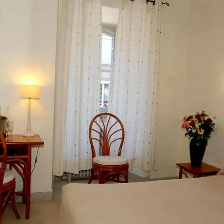 Hotel Logis L'ecu De France 3*