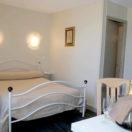 Szálloda Logis L'ecu De France 3*